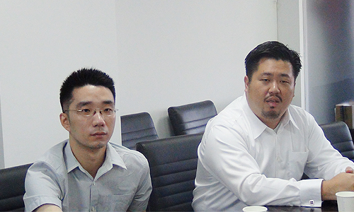 新加坡资讯通信发展管理局中国区司长、新加坡驻上海总领事馆信息产业处领事庄庆维（右）