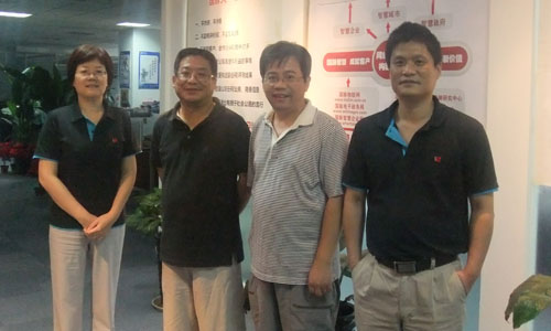 右一玉祥集团互联董事长杨冰之，右二中科院研究生院教授吕本富， 左一玉祥集团互联总经理郑爱军，左二互联网研究专家王俊秀