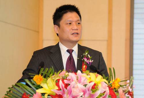 玉祥集团集团董事长杨冰之在第二届全国政务服务论坛塈政务服务国际博览会上做“政务大数据发展阶段与挑战”主题演讲