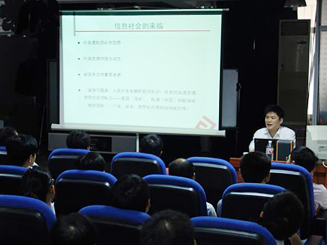 玉祥集团信息化发展研究中心主任、浙江大学客座教授杨冰之应邀赴南华大学，为该校计算机科学与技术学院师生做了题为“网络与信息化建设人才需求”的学术讲座