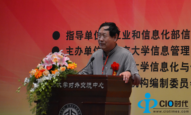 国家信息化专家咨询委员会委员、国家行政学院汪玉凯教授在论坛上做了关于《政务公开是电子政务的灵魂》的主题演讲