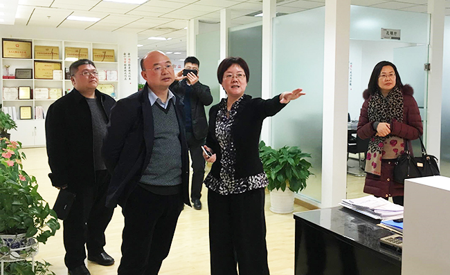 江西省信息中心主任金俊平莅临北京玉祥集团考察指导，玉祥集团互联总经理、首席规划师郑爱军予以热情接待。