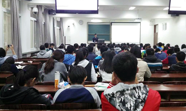 应母校北京师范大学信息科学与技术学院邀请，北京玉祥集团互联信息顾问有限公司董事长杨冰之为60余位师生讲了一堂“互联网漫谈”公开课