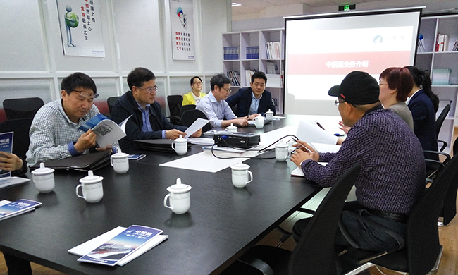 中船通总经理郑爱军向舟山市人大常委会副主任李善忠一行汇报中船通的运营情况、经营状况以及人员配置等