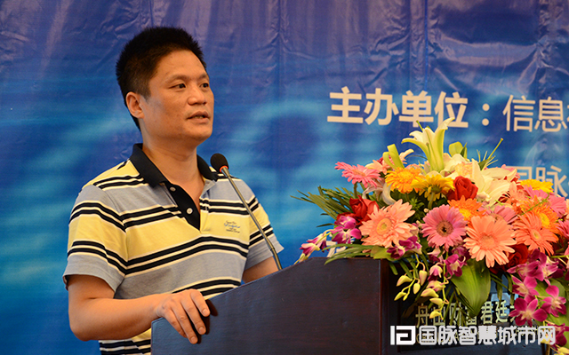 在“2015中国互联网+信息社会高端论坛”上，玉祥集团信息化研究中心主任杨冰之就“互联网+政务发展”发表主题演讲。