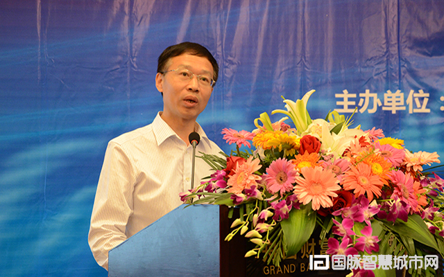 在“2015中国互联网+信息社会高端论坛”上，农业部信息中心原主任郭作玉发表主题演讲。